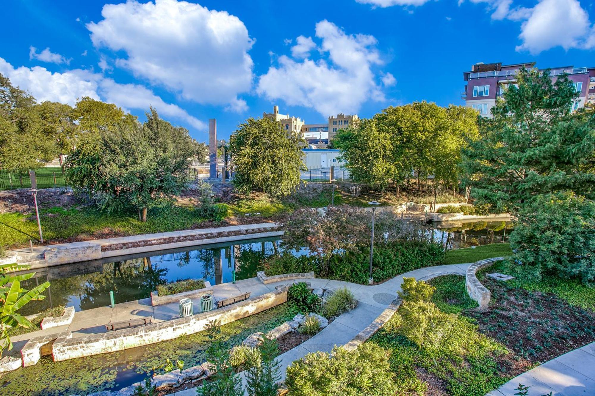 Lush Downtown Condo On Riverwalk W King Ste, Free Parking, Pet Friendly, Centrally Located On Riverwalk San Antonio Kültér fotó