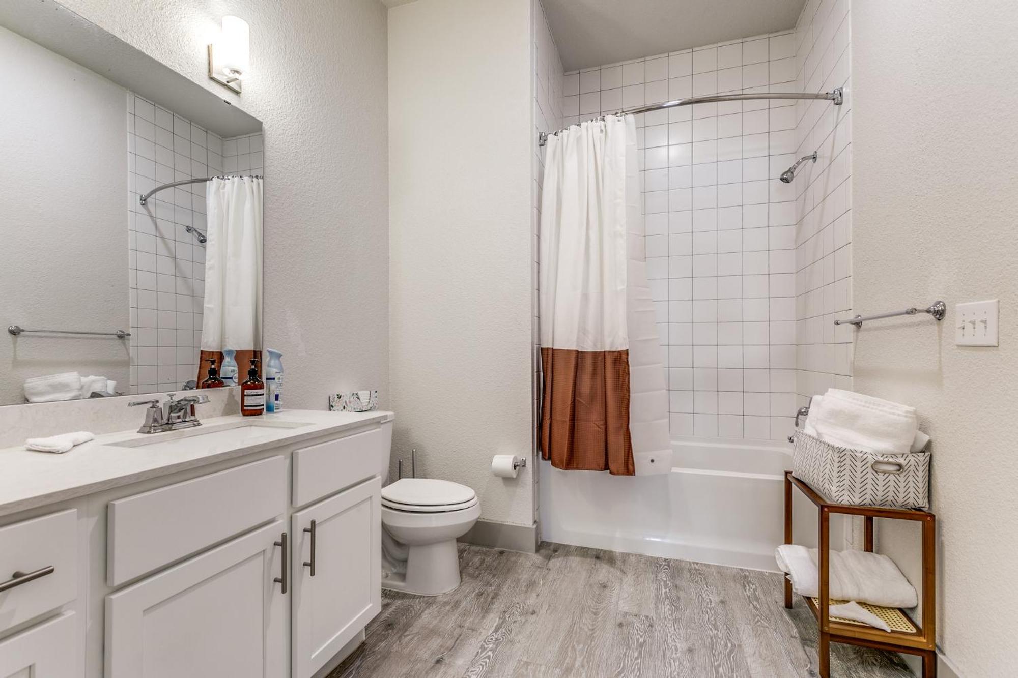Lush Downtown Condo On Riverwalk W King Ste, Free Parking, Pet Friendly, Centrally Located On Riverwalk San Antonio Kültér fotó