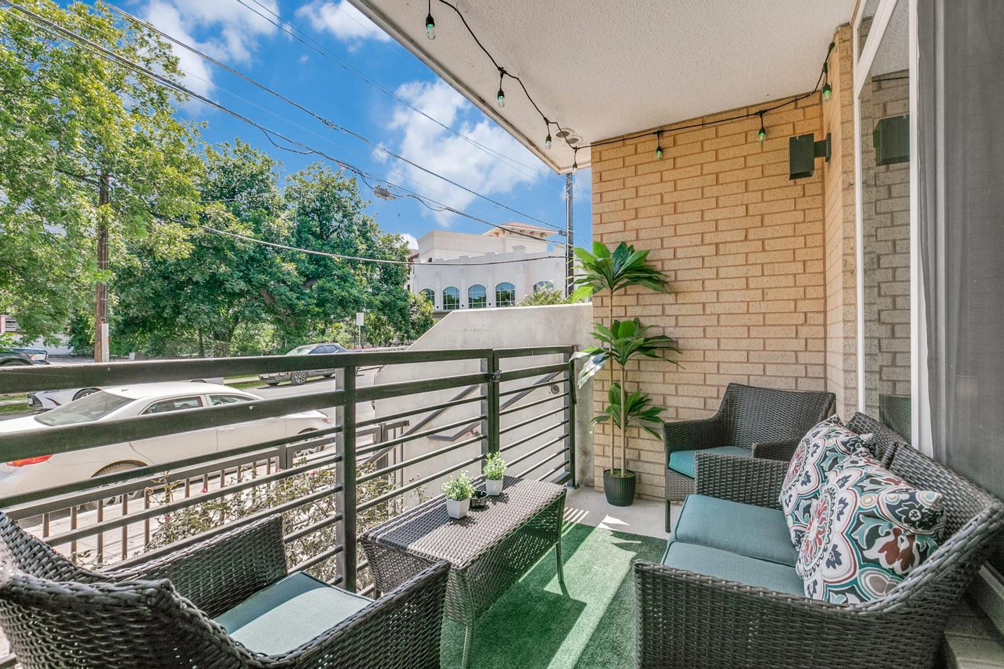Lush Downtown Condo On Riverwalk W King Ste, Free Parking, Pet Friendly, Centrally Located On Riverwalk San Antonio Kültér fotó
