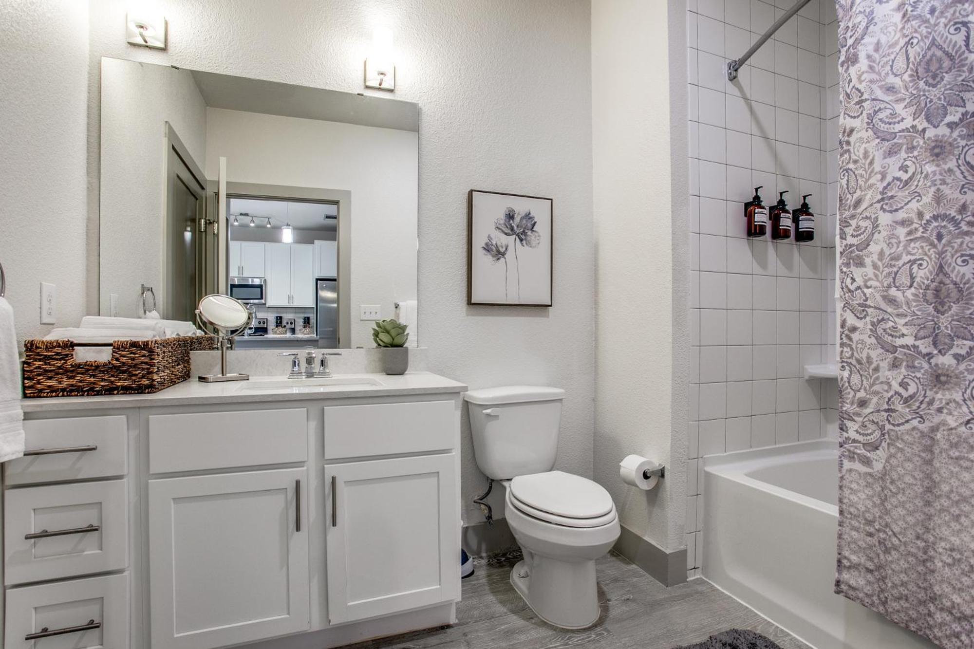 Lush Downtown Condo On Riverwalk W King Ste, Free Parking, Pet Friendly, Centrally Located On Riverwalk San Antonio Kültér fotó